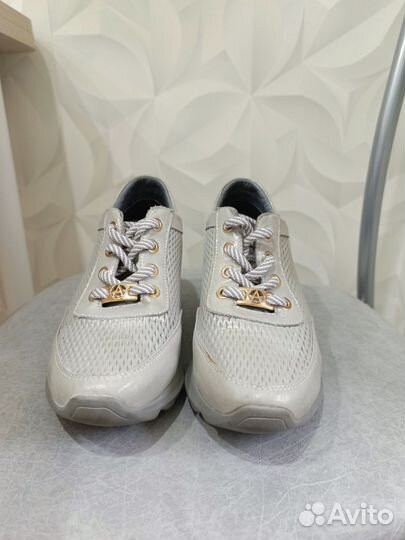 Кроссовки женские