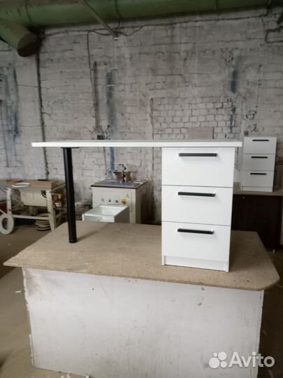 Маникюрный стол