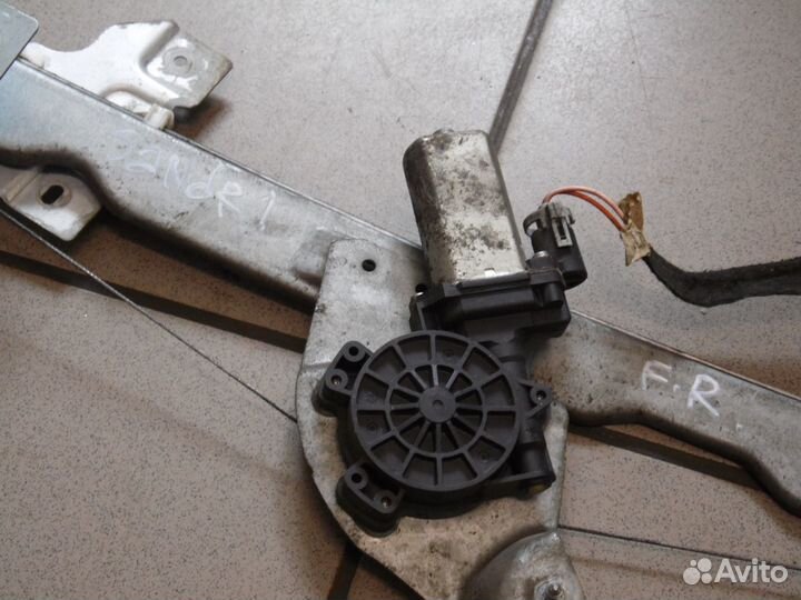 Стеклоподъемник передний правый Рено Сандеро 1