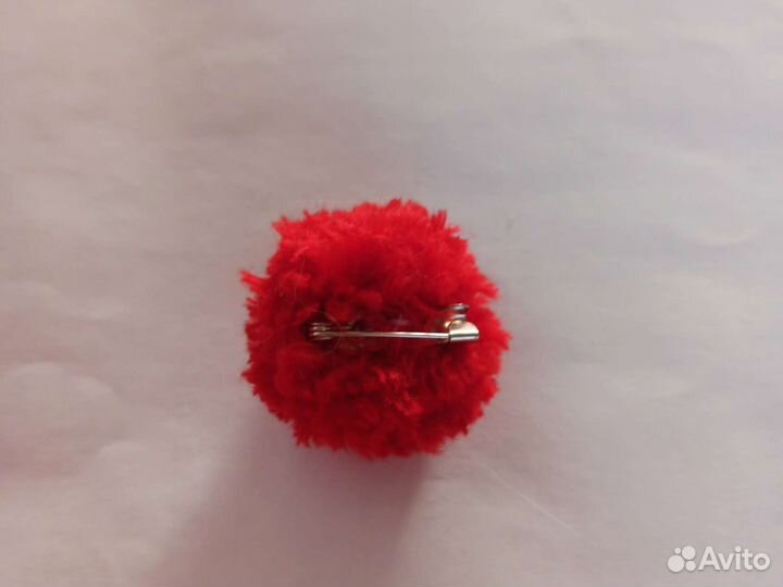 Пушистый значок на булавке