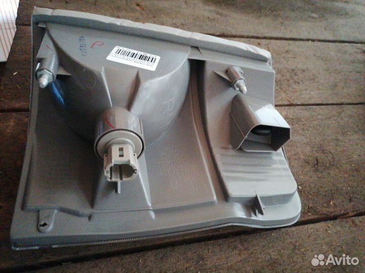 Поворотник к фаре правый Nissan Caravan E25