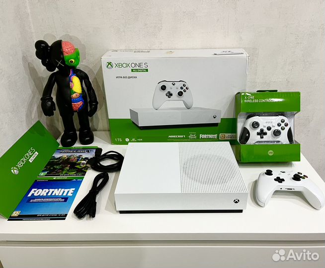Xbox One S 1000 gb + 2 джойстика + 450 игр