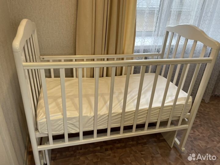 Детская кроватка с маятником