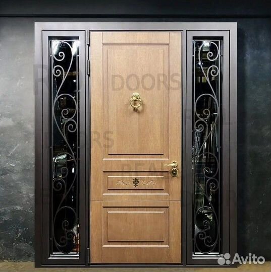 Уличная металлическая дверь со стеклом в дом
