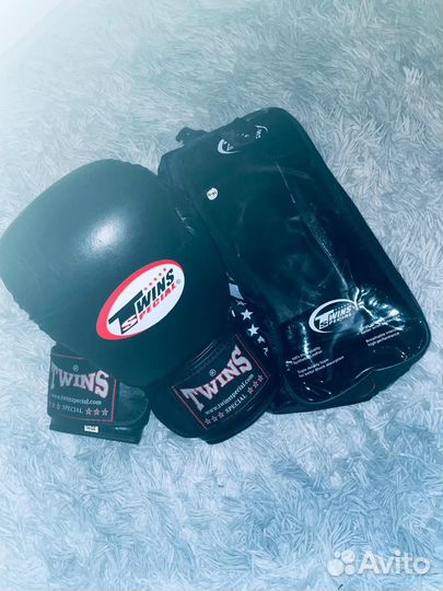 Боксерские перчатки twins 14 oz