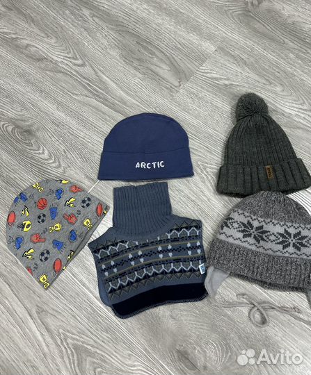 Шапки и манишка для мальчика