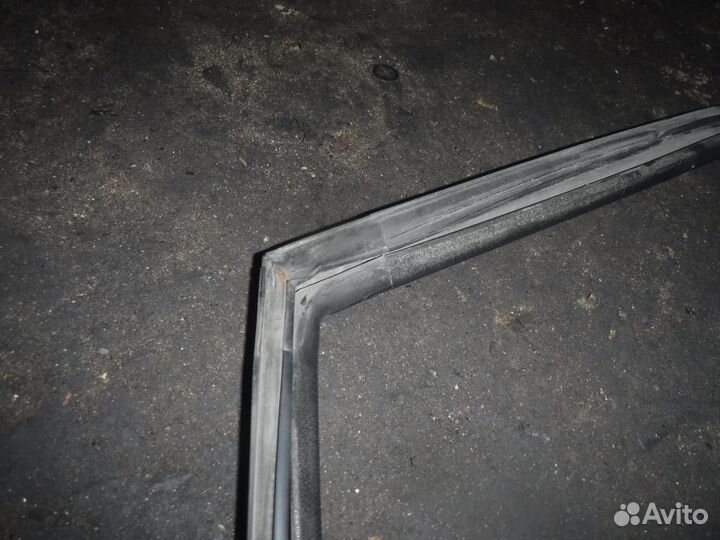 Уплотнитель стекла (внутри) Nissan Murano Z50