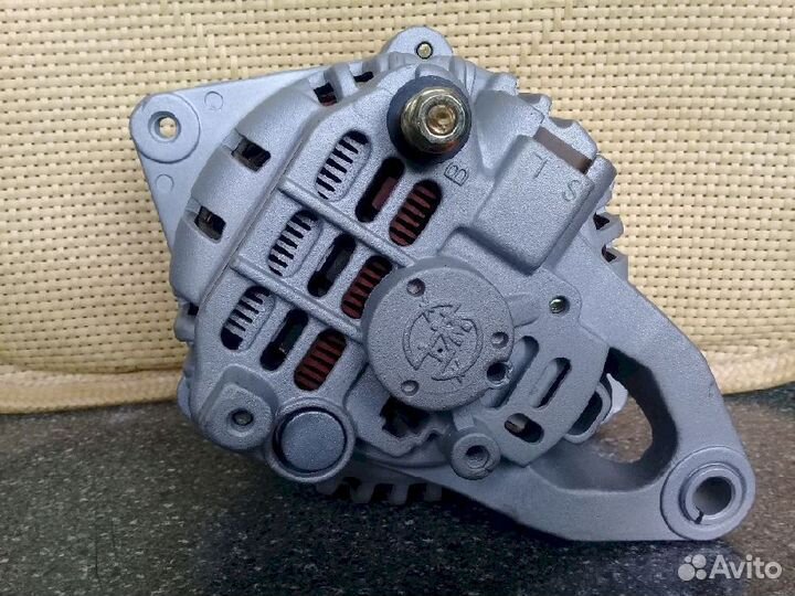 Генератор не оригинал новый Mazda Capella F8B1-18