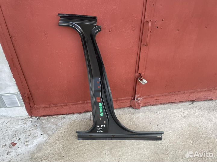 Стойка центральная левая Mersedes W205