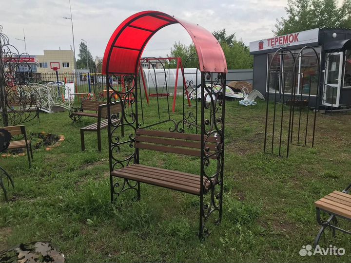 Скамейка с крышей