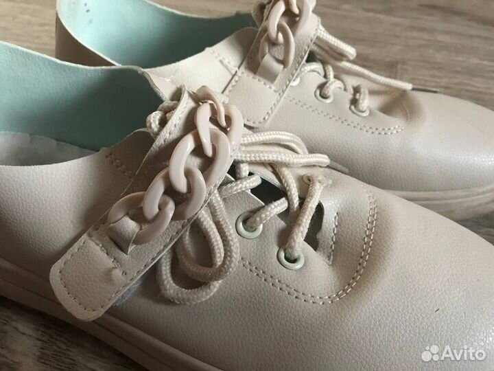 Продам кроссовки женские