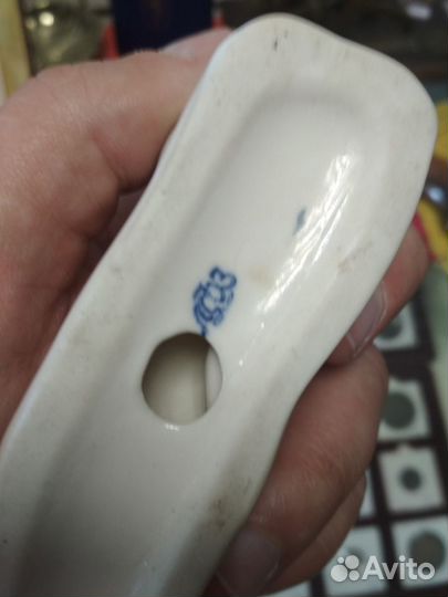 Мальчик с камушком на пляже. лфз