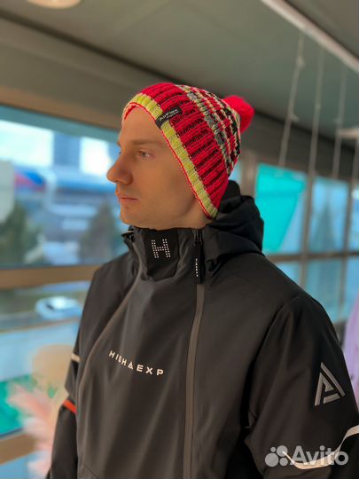 Шапка зимняя с помпоном вязанная красная