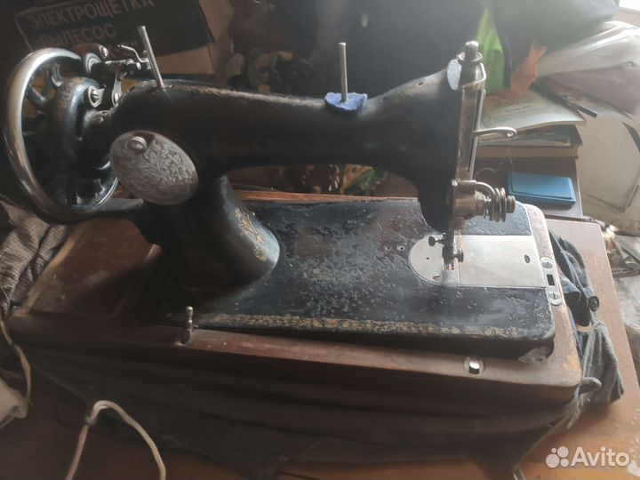 Антикварная финская швейная машина Тикка