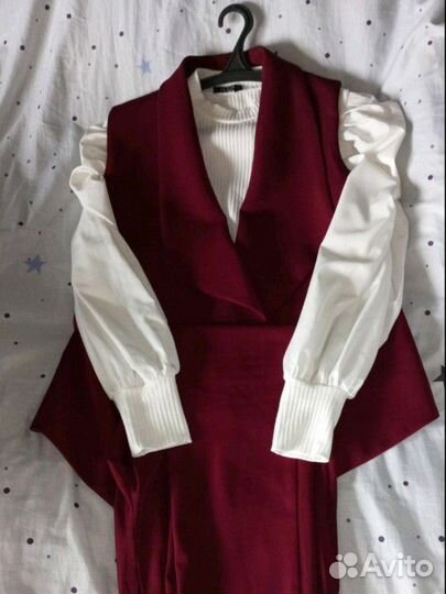 Костюм : жилет, брюки и блузка