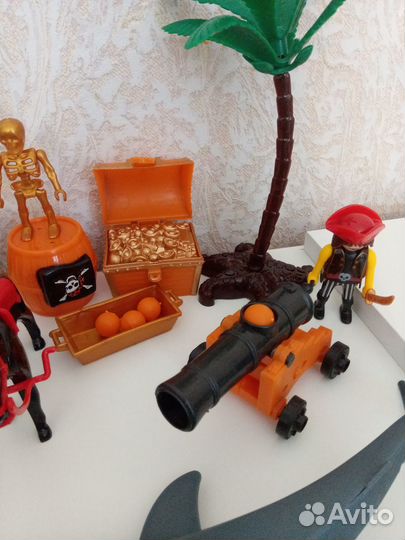 Пиратский корабль с командой