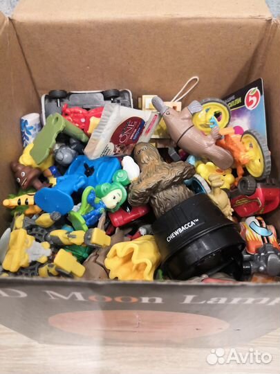 Коробка игрушек из киндер сюрприза