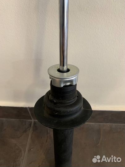 Амортизатор передний Mitsubishi Pajero 2000-2006