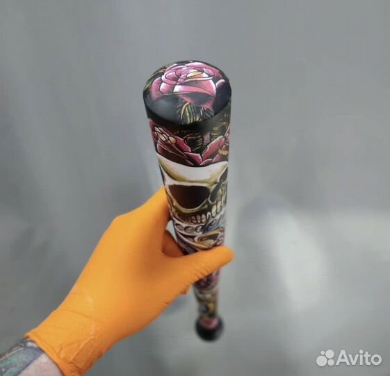 Бейсбольная бита с надписью и дизайном