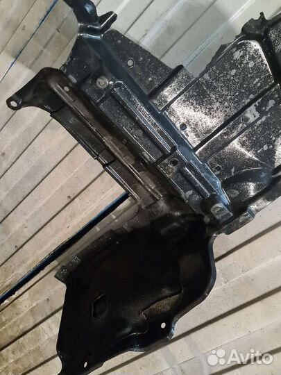 Пыльник двигателя прав ориги тойота авенсис 6 год
