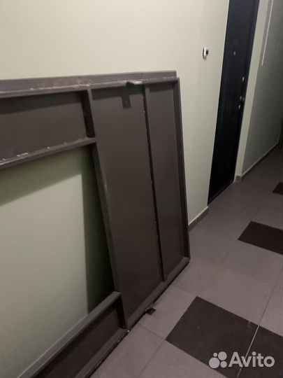 Дверь железная с замком и ключами