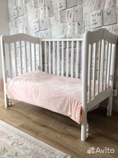 Детская кроватка с маятником