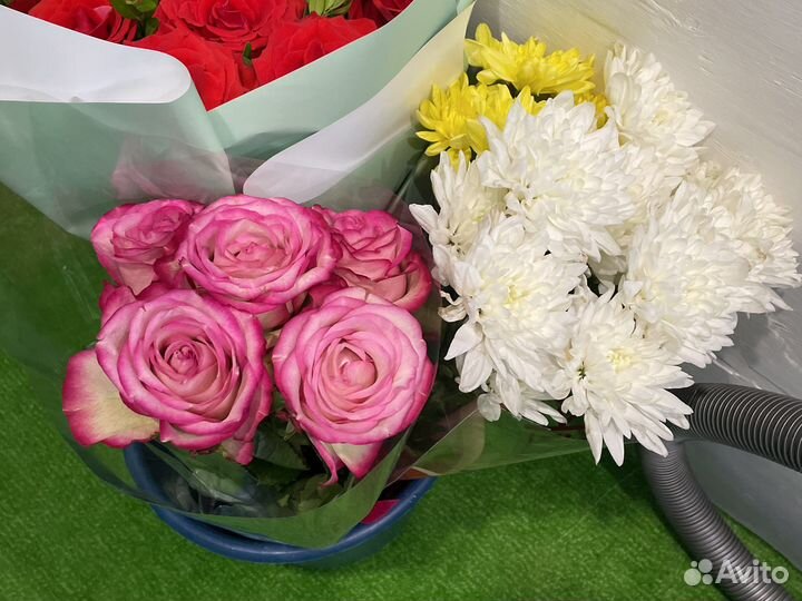 Розы 2 букета и 1 букет хрезантем