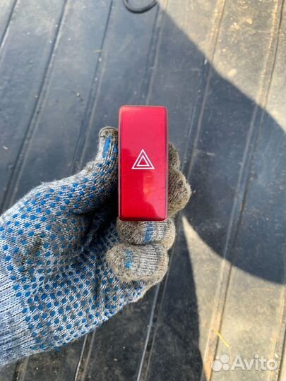 Кнопка включения аварийной сигнализации