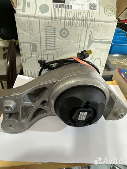 Опора двигателя на Mercedes