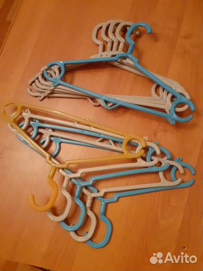Вешалки плечики для одежды разные