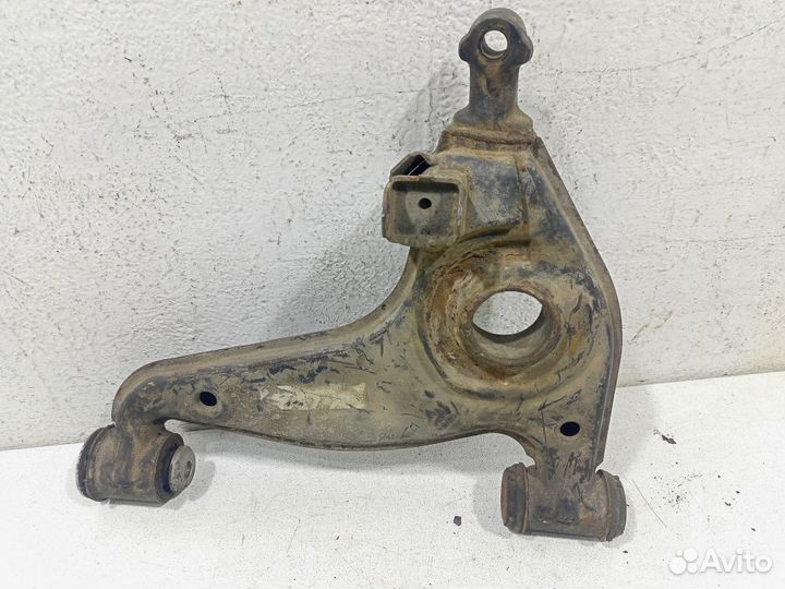 Рычаг передний левый нижний