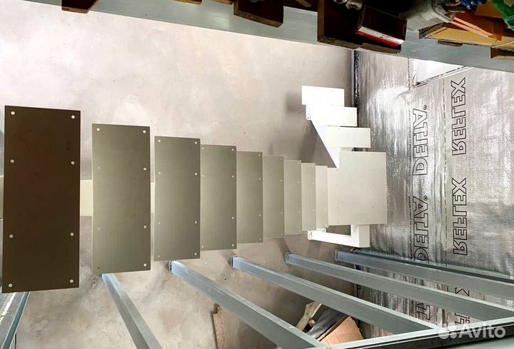 Лестница прямая на металлокаркасе