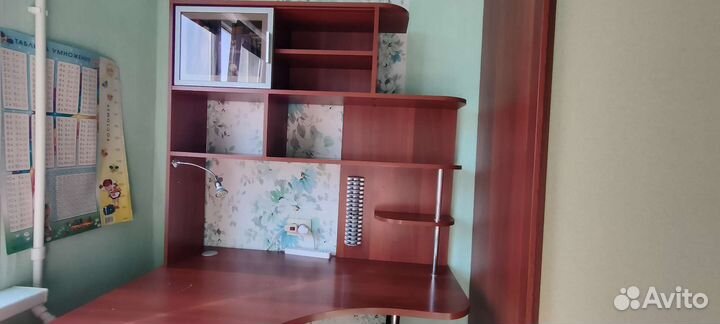 Угловой письменный стол с полками