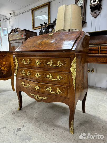 Антикварный секретер в стиле бомбе