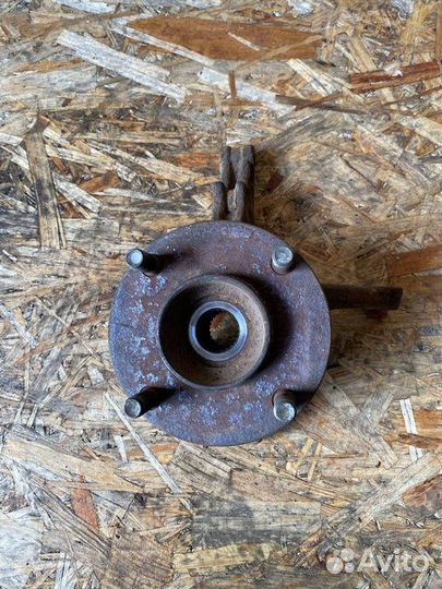 Кулак поворотный передний левый