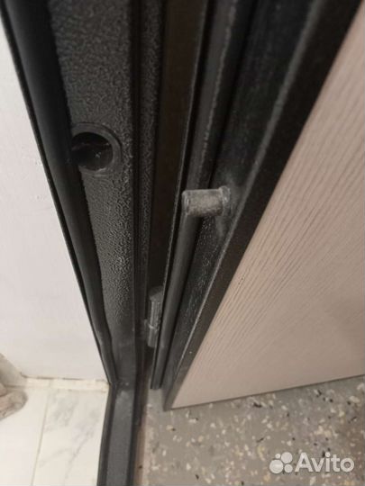 Дверь входная металлическая от застройщика