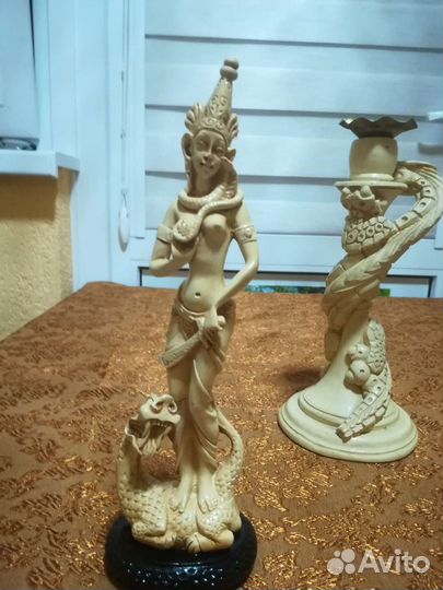 Статуэтки и подсвечник