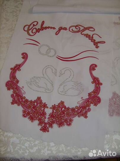 Свадебная атрибутика. Наряды на бутылки, рушник