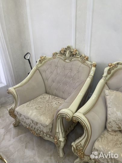 Мебель и журнальный стол