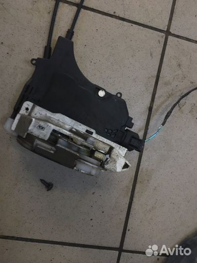 Замок дверной задний правый Mitsubishi Outlander 2