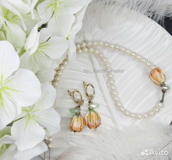 Колье из жемчуга с бутонами роз