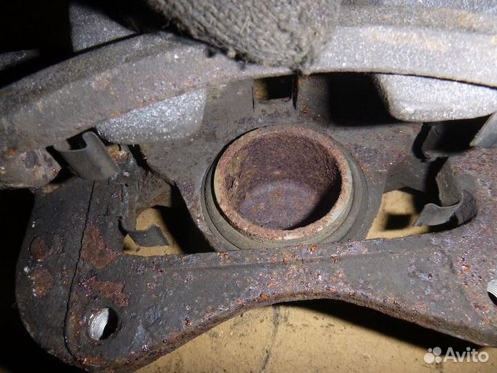 Суппорт передний левый KIA sportage 2010