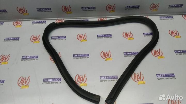 Уплотнитель стекла двери задней правой Hummer H3