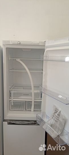 Холодильник с нижней морозильной камерой