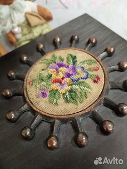 Антикварная шкатулка с вышивкой