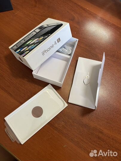 Коробки от iPhone, зарядное устройство