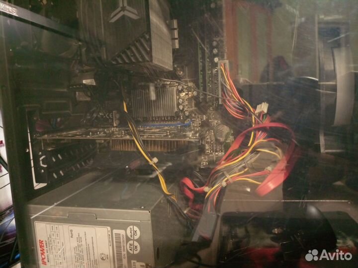 Игровой пк с монитором с клавиатурой и мышкой