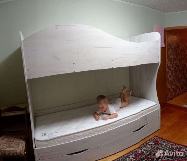Двухъярусная кровать