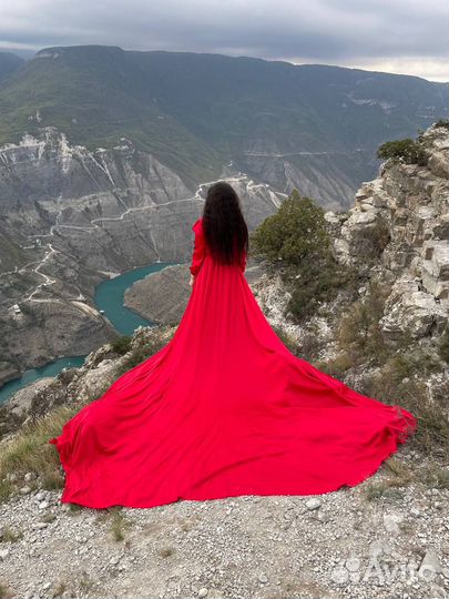 Платье с длинным шлейфом