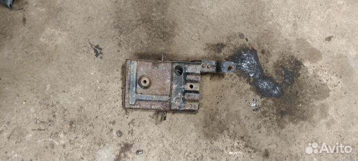 Площадка акб Kia Carnival 2002-2006